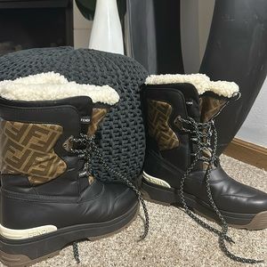 Fendi snow boots. Fendi imprinted black and brown soles